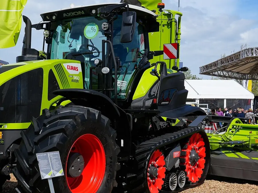 Moderner Claas Schlepper mit Kabine, Symbolbild
