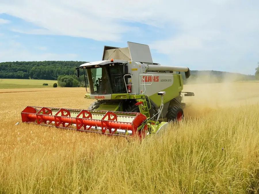Claas Mähdrescher bei der Getreideernte, Symbolbild