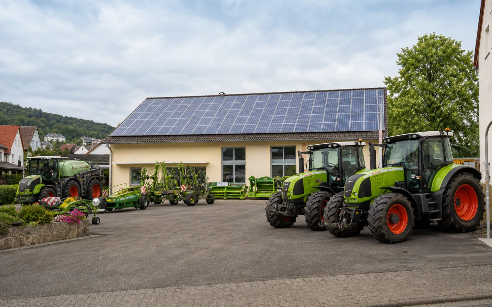 Landtechnik-Werkstatt mit Photovoltaikdach und Maschinen im Hof