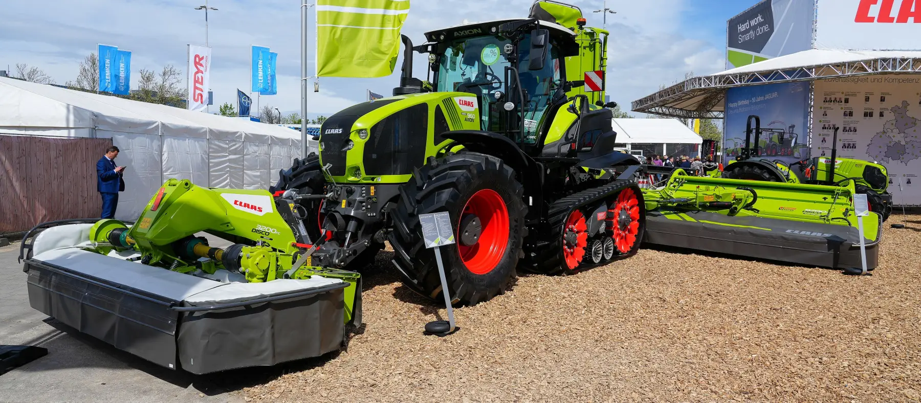Claas Axion 960 mit Mähwerken